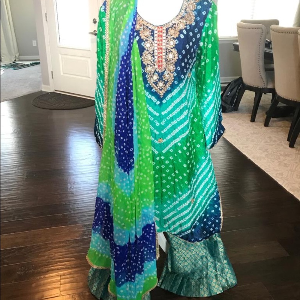 Brand New beautiful tye dye blue green womens size 12 silk chiffon